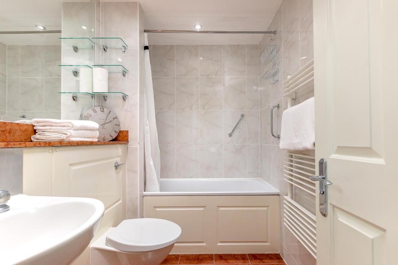 Point West Apartments Londra Esterno foto