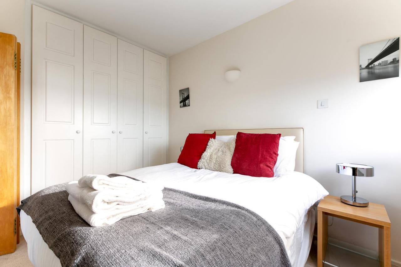 Point West Apartments Londra Esterno foto