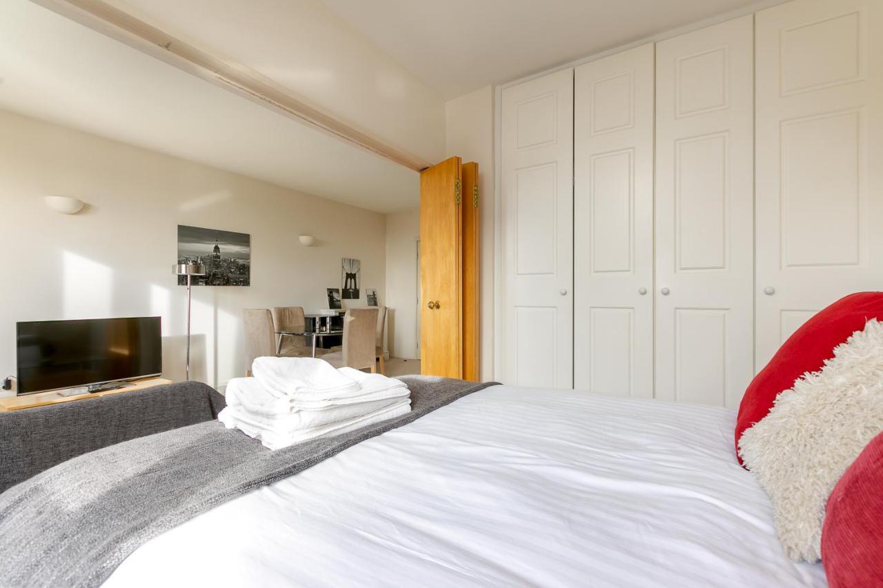 Point West Apartments Londra Esterno foto