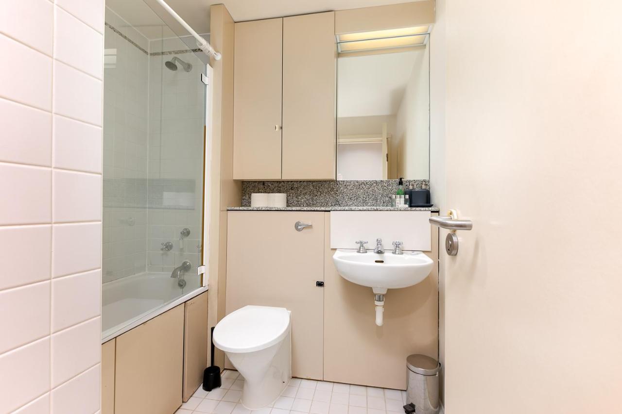 Point West Apartments Londra Esterno foto